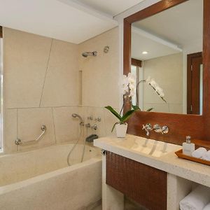 Apartament z łóżkiem king-size w narożnej części budynku